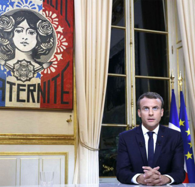 Le tableau « Liberté, égalité, Fraternité » d'Obey vu pendant l'interview d'Emmanuel Macron à l'Élysée, le 16 octobre 2017. (PHILIPPE WOJAZER-POOL/SIPA)